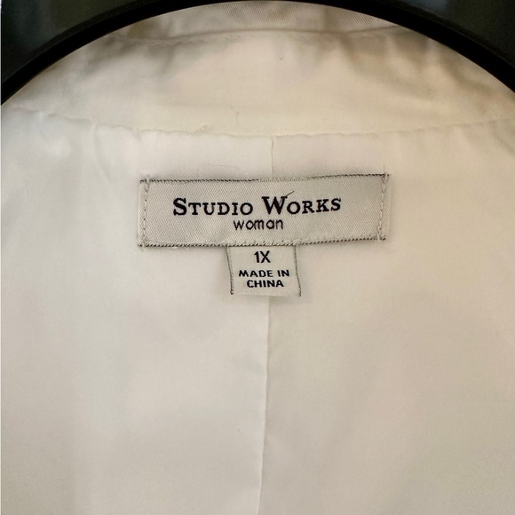 STUDIO WORKS, WOMENS, WHITE COTTON WINDBREAKER. FULLY LINED. SIZE 1X - Picture 8 of 10